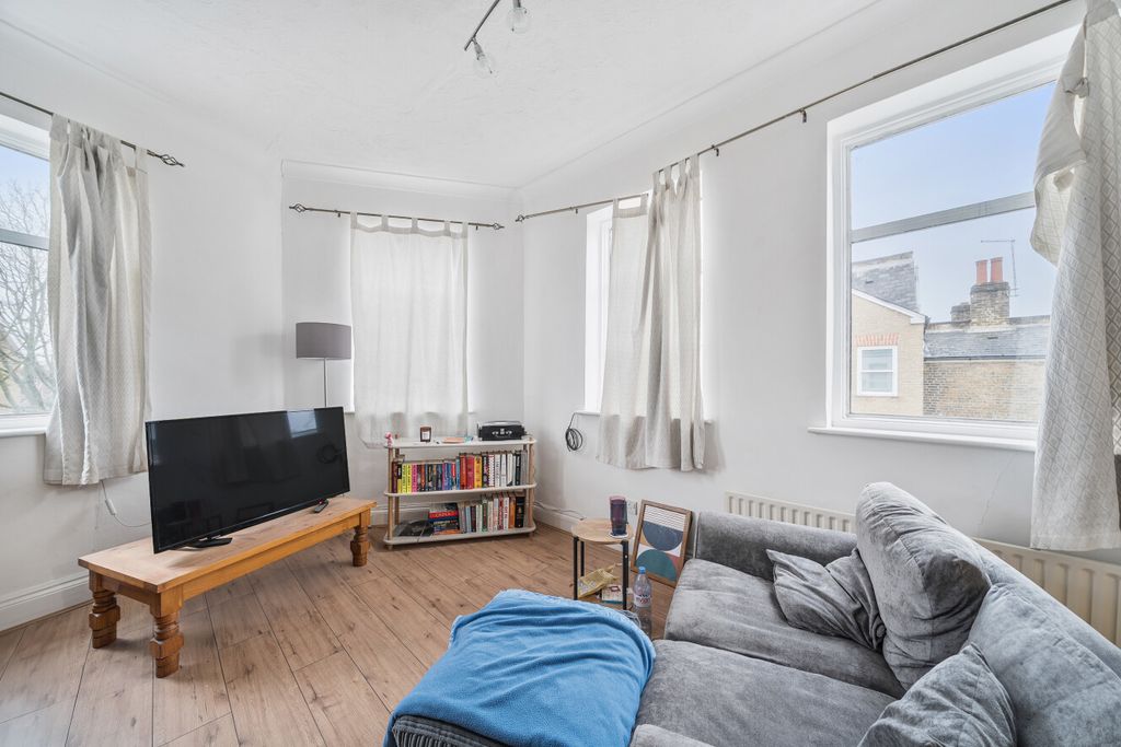 Property photo 2 of 9 1400566-11-696E26...