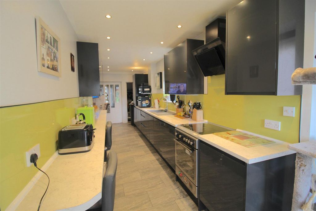 Property photo 3 of 12 Kitchen