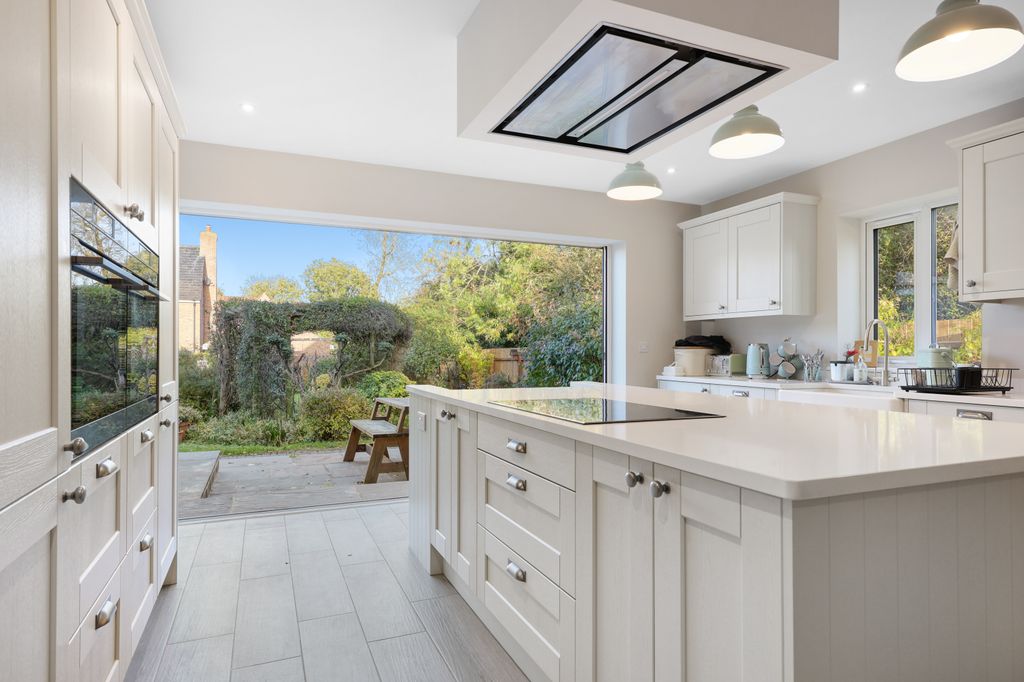 Property photo 2 of 32 Img2805