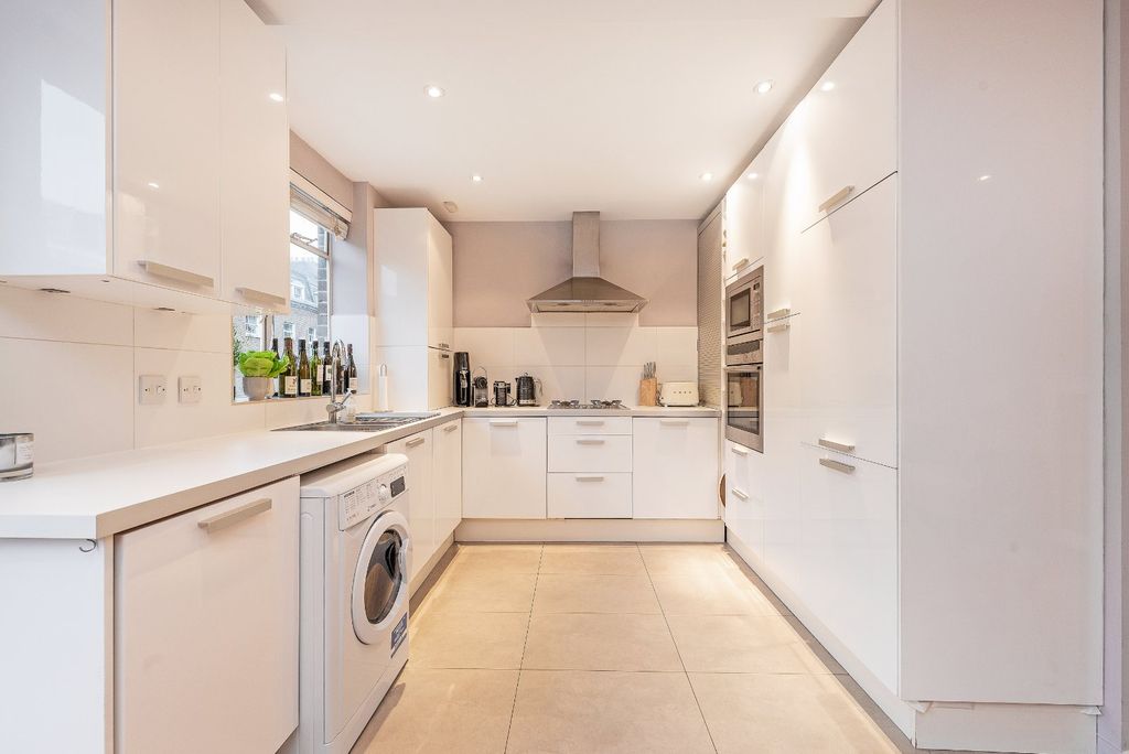 Property photo 2 of 10 Kitchen