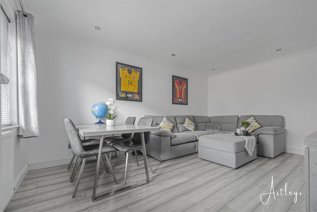 Property photo 3 of 19 Lounge