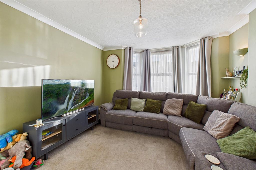 Property photo 3 of 30 Lounge