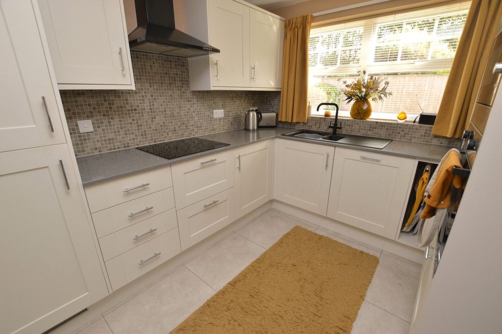 Property photo 3 of 19 Kitchen