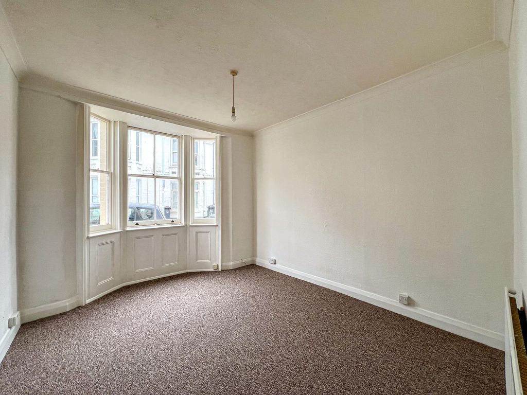 Property photo 3 of 10 Living Room
