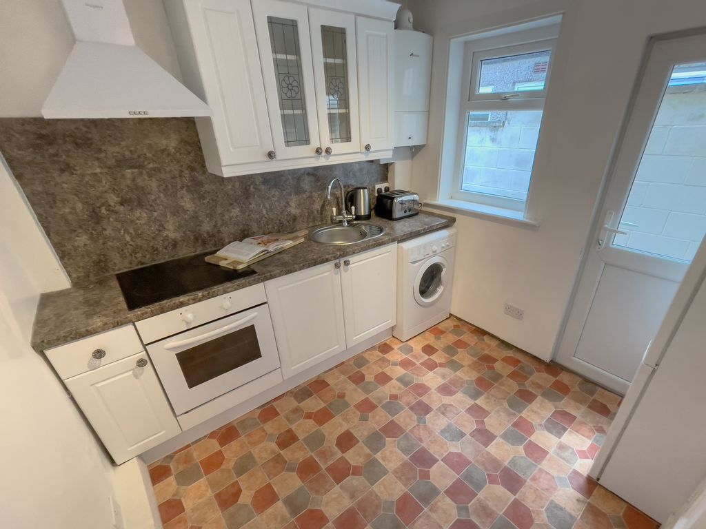 Property photo 3 of 7 77 Albany6