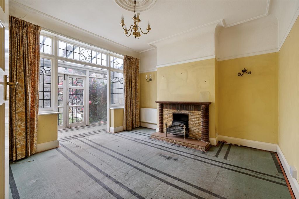 Property photo 3 of 35 Gloucster Road, E11