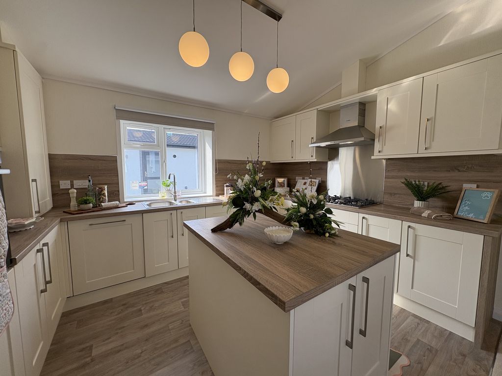 Property photo 2 of 14 Kitchen