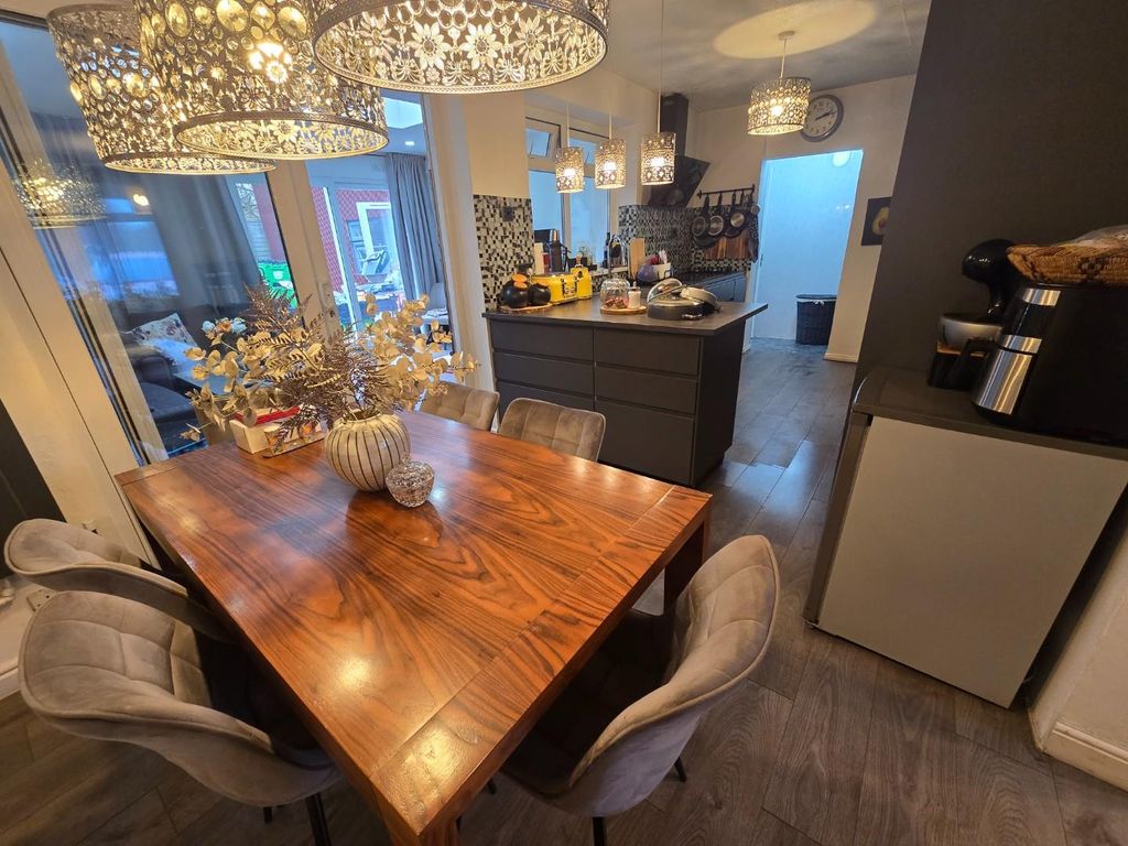 Property photo 3 of 17 Breakfast/Kitchen