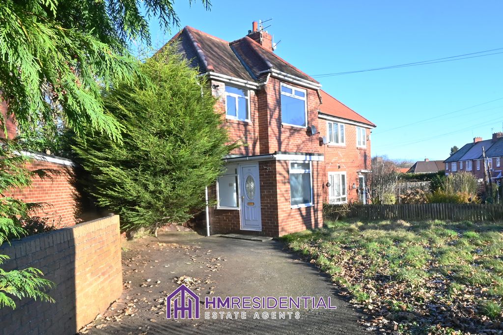 Property photo 1 of 9 3 Bedroom Semi Detached For Rent On Fenham Hall Drive, Fenham, Newcastle Upon Tyne, Ne4 9Xe Available 01/12/2025
