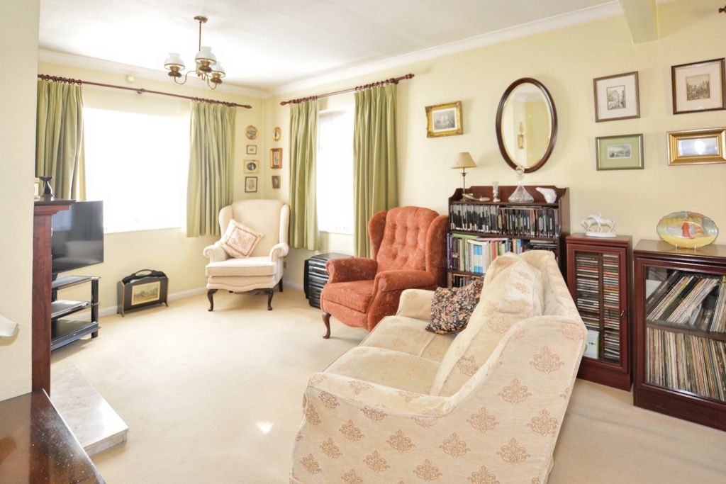 Property photo 3 of 20 Lounge