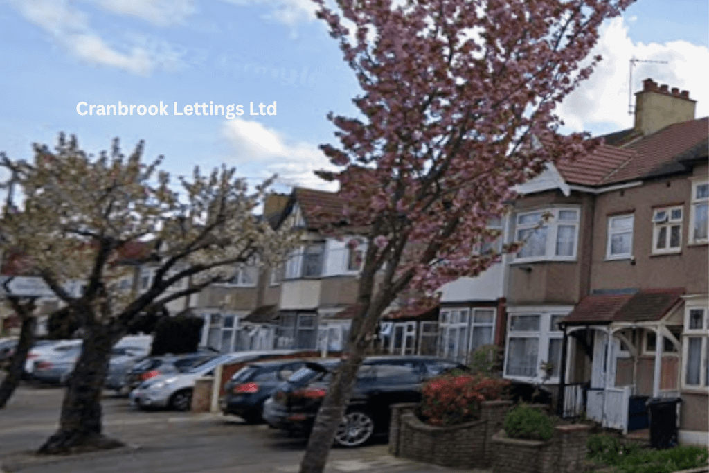 Property photo 1 of 1 Spacious Three-Bedroom In Roll Gardens, Ilford Ig2