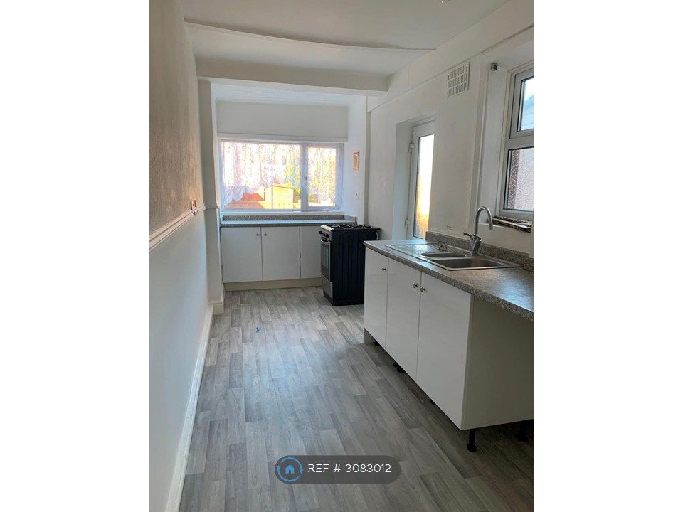 Property photo 3 of 8 Kitchen