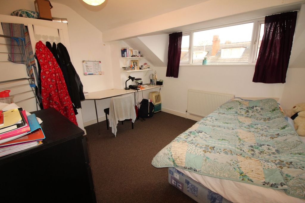 Property photo 2 of 6 Cozy Bedroom Featuring A Comfortable Single Bed Wi...