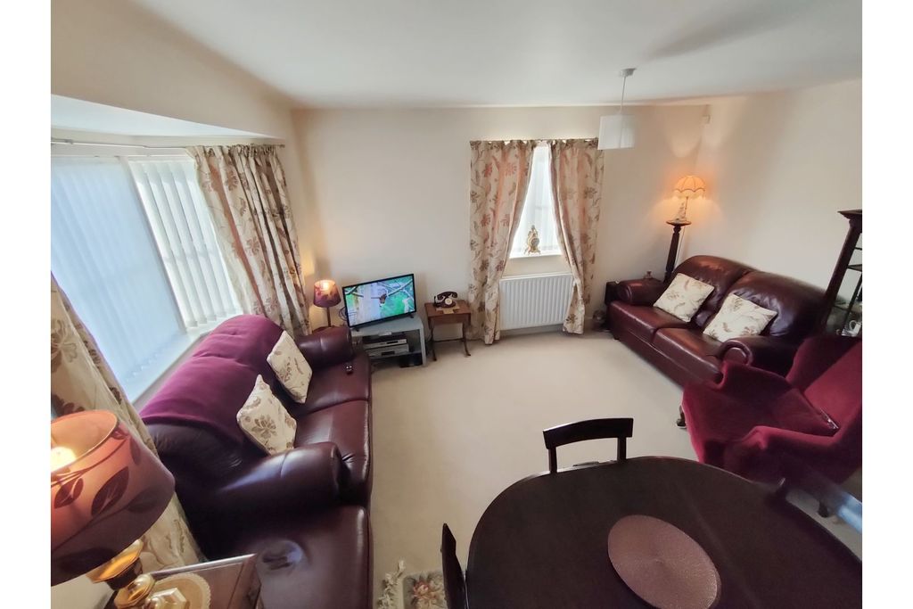 Property photo 3 of 17 Lounge