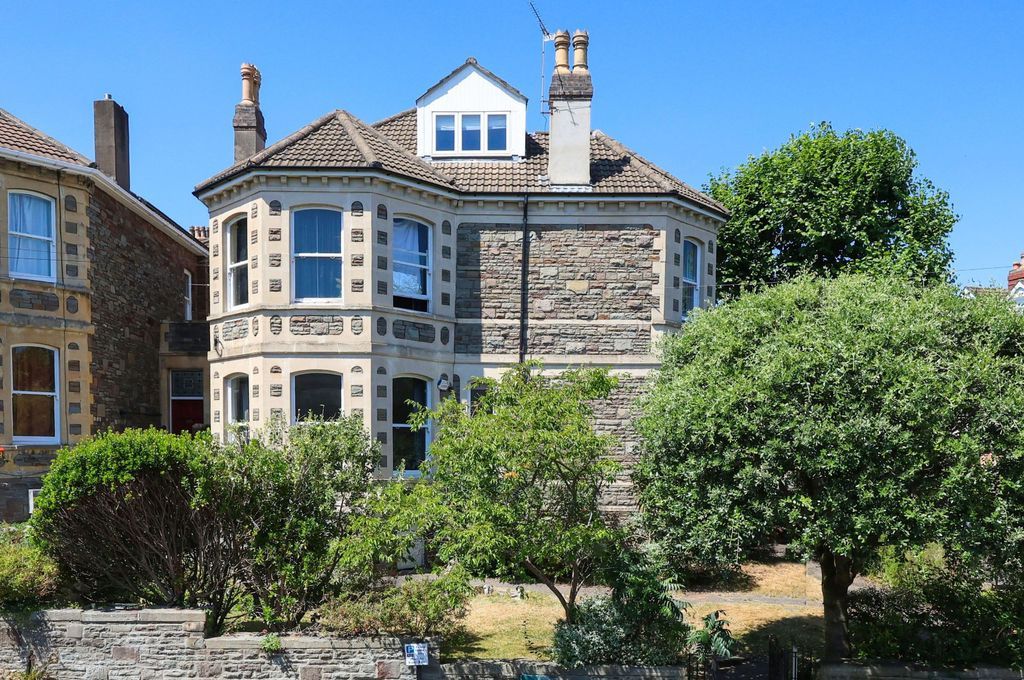Property photo 1 of 11 External