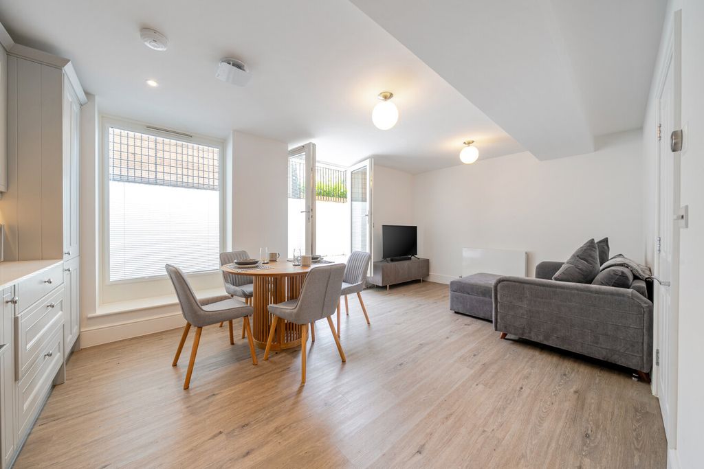 Property photo 3 of 14 1497089-11-6A61Ec...
