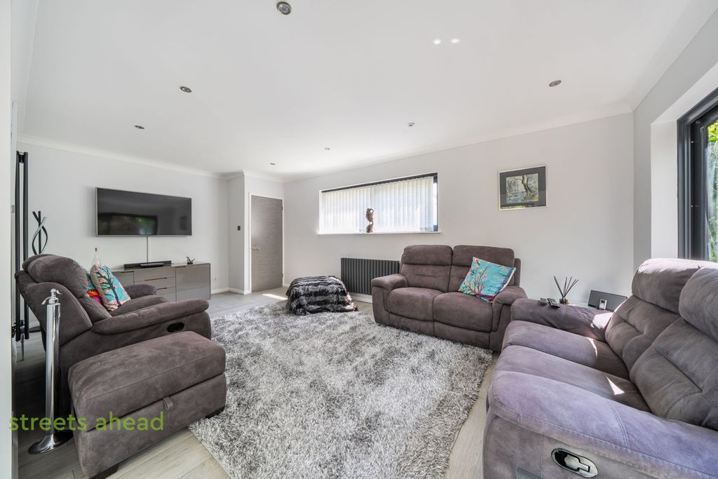 Property photo 3 of 21 9Aba5329-93d3-45F...