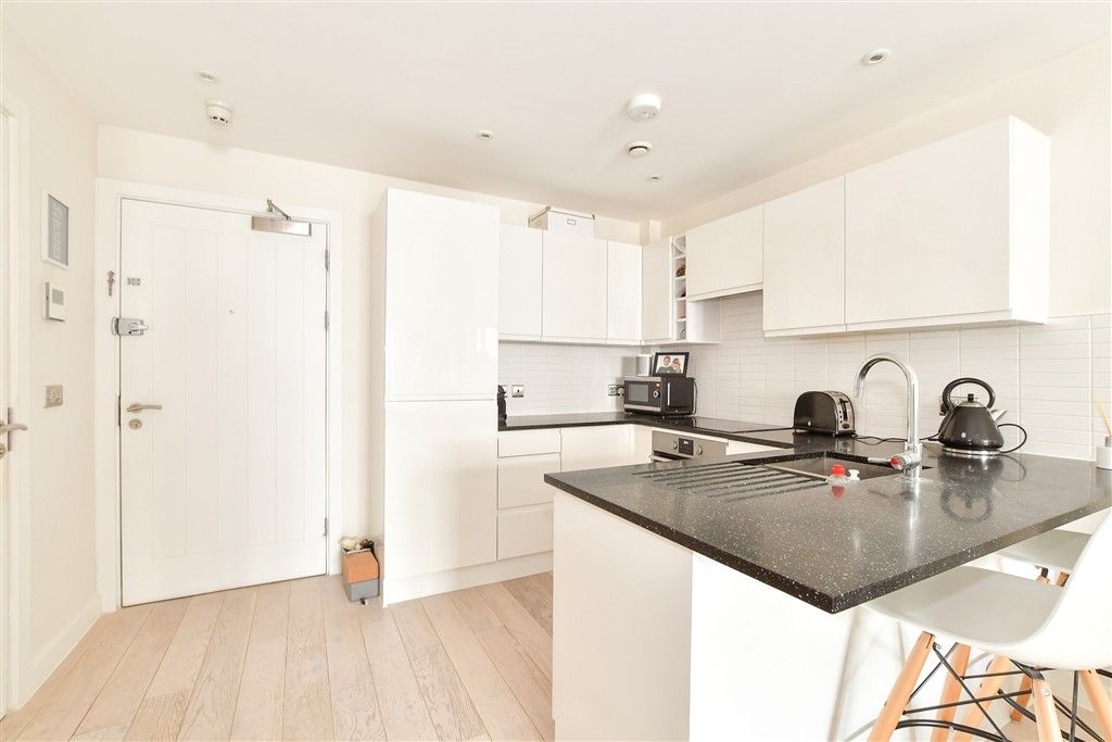 Property photo 2 of 7 Lounge/Kitchen