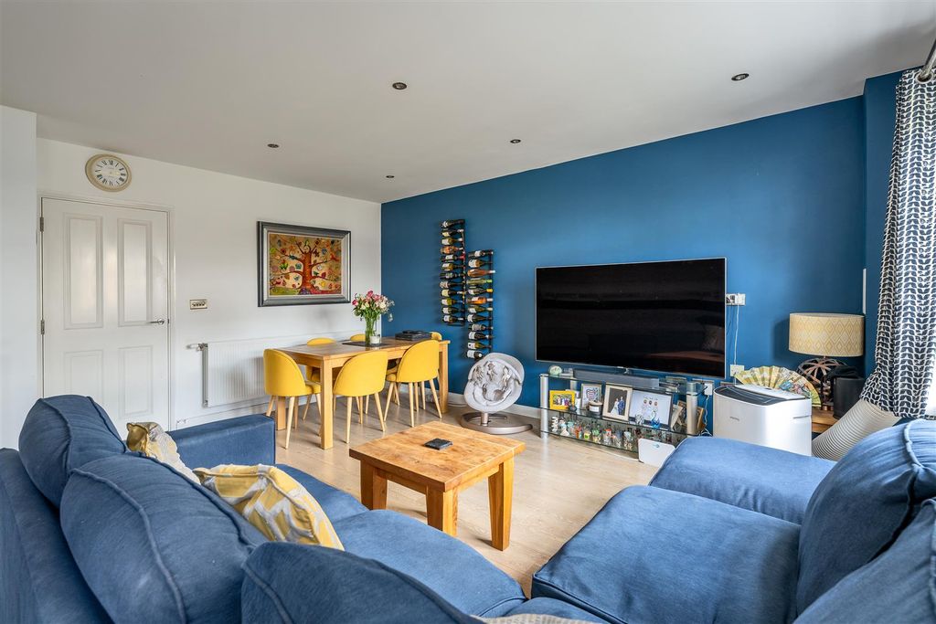 Property photo 2 of 24 Beaumans Drive E17