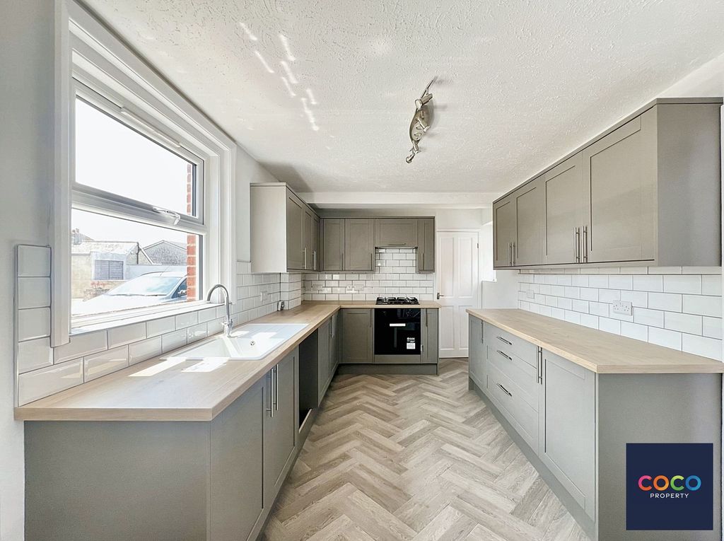 Property photo 1 of 20 Kitchen