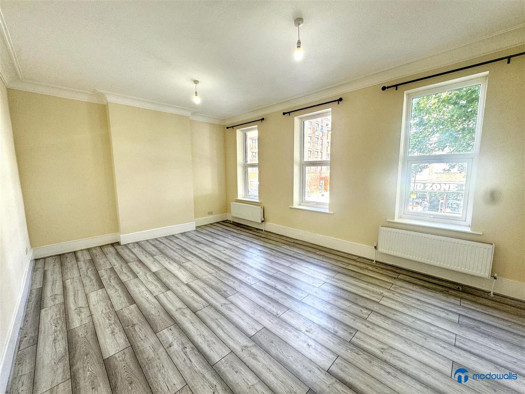 Property photo 2 of 26 24A Barking Road E6 3Bp (4).Jpg