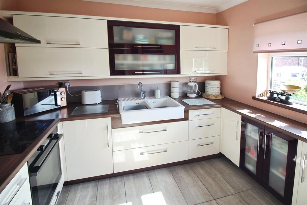 Property photo 2 of 20 Kitchen