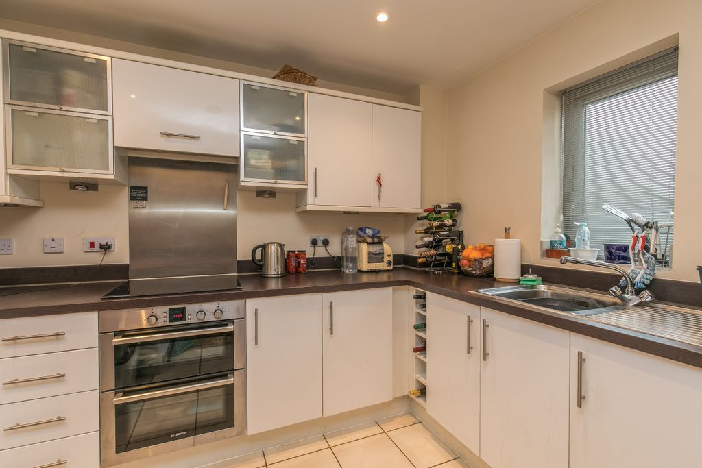 Property photo 3 of 11 Kitchen