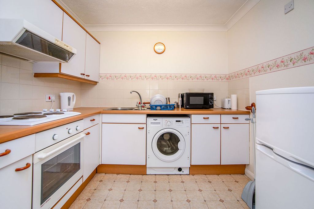 Property photo 3 of 8 Kitchen