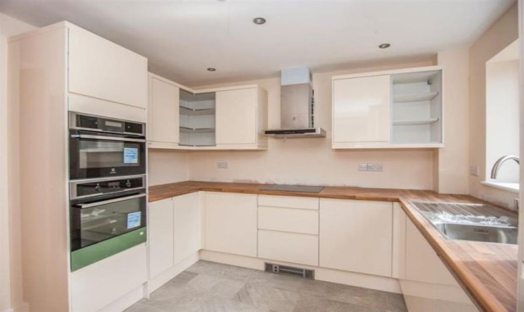 Property photo 2 of 6 Kitchen