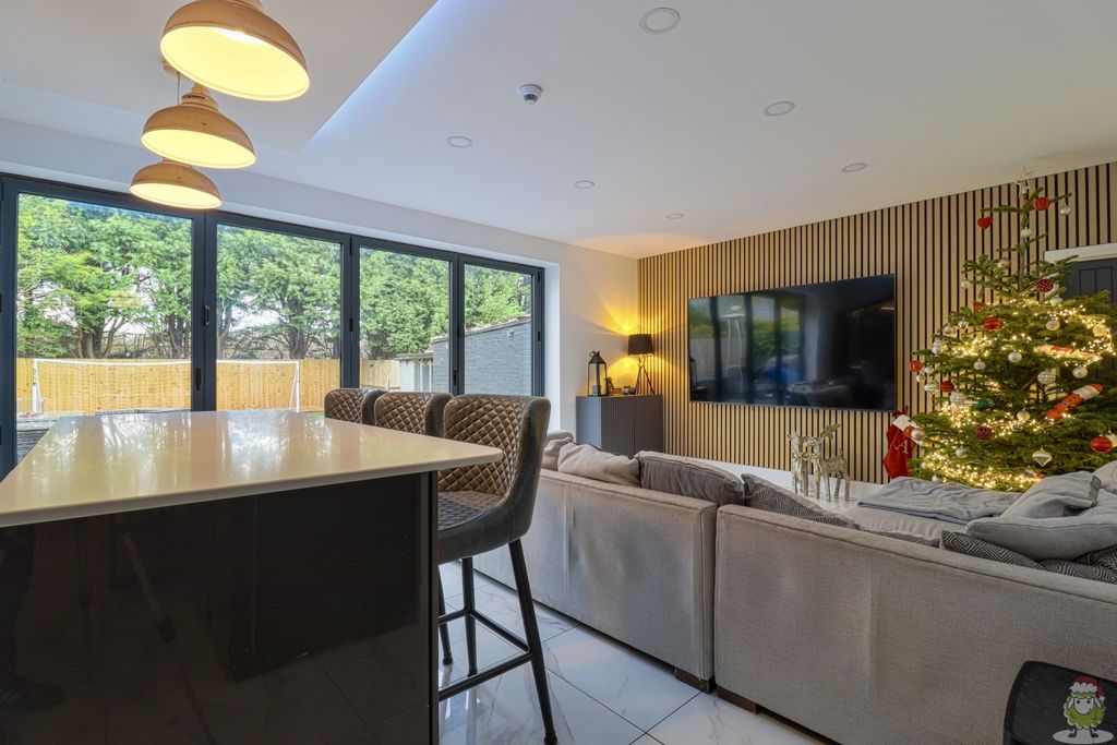 Property photo 3 of 23