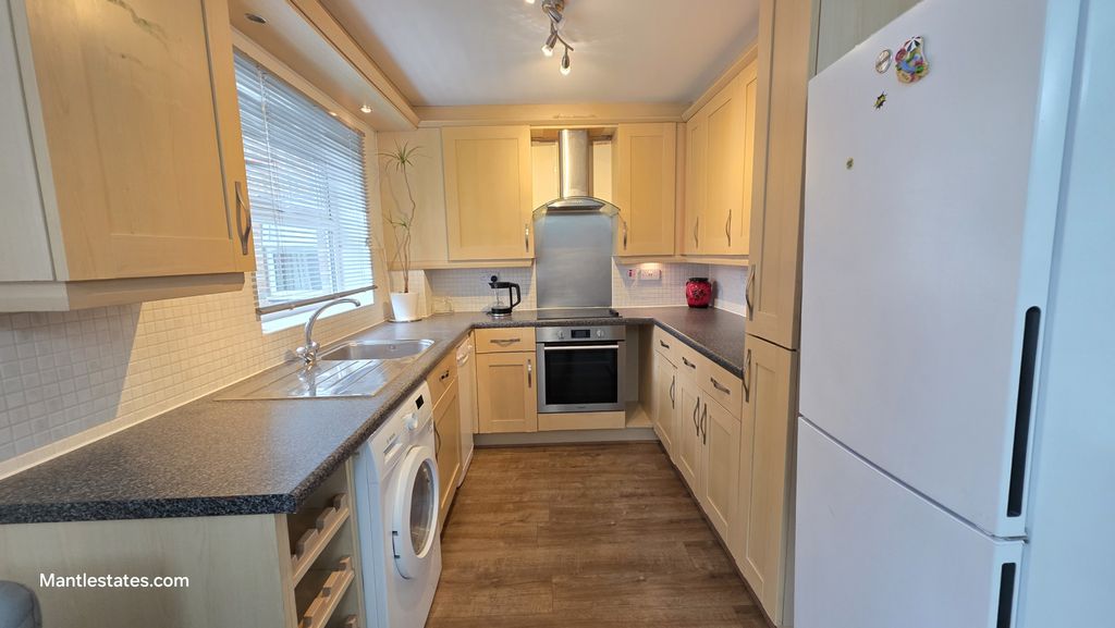 Property photo 2 of 11 Kitchen