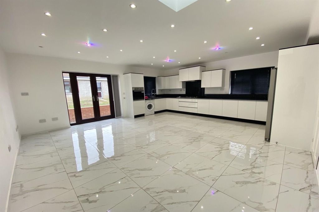 Property photo 2 of 10 Kitchen.Jpeg