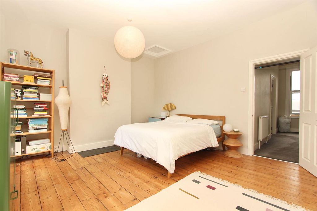 Property photo 2 of 15 Stoke Newington High Street, N16