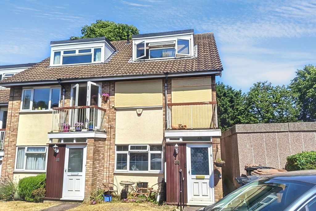 Property photo 1 of 3 27 Harriet Way, Bushey, Hertfordshire, Wd23 4Jh