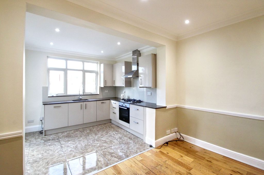 Property photo 2 of 27