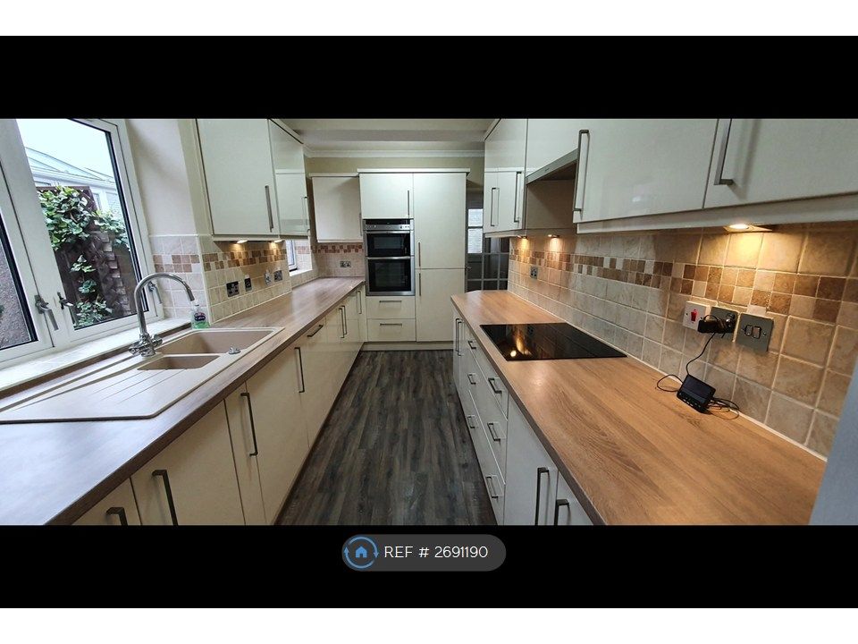 Property photo 3 of 8 Kitchen