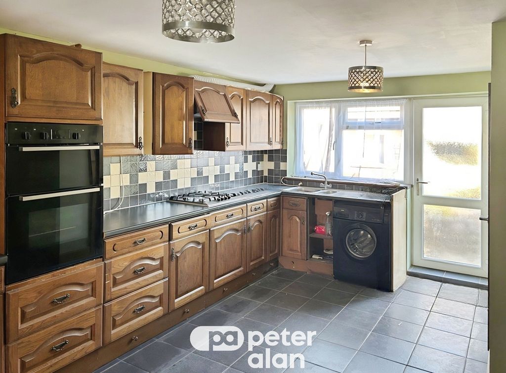 Property photo 3 of 13 Kitchen