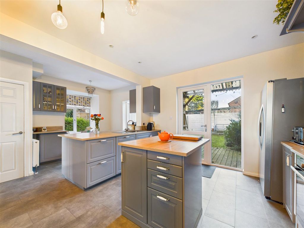 Property photo 3 of 21 Cam03303G0-Pr0284-Still016.Jpg