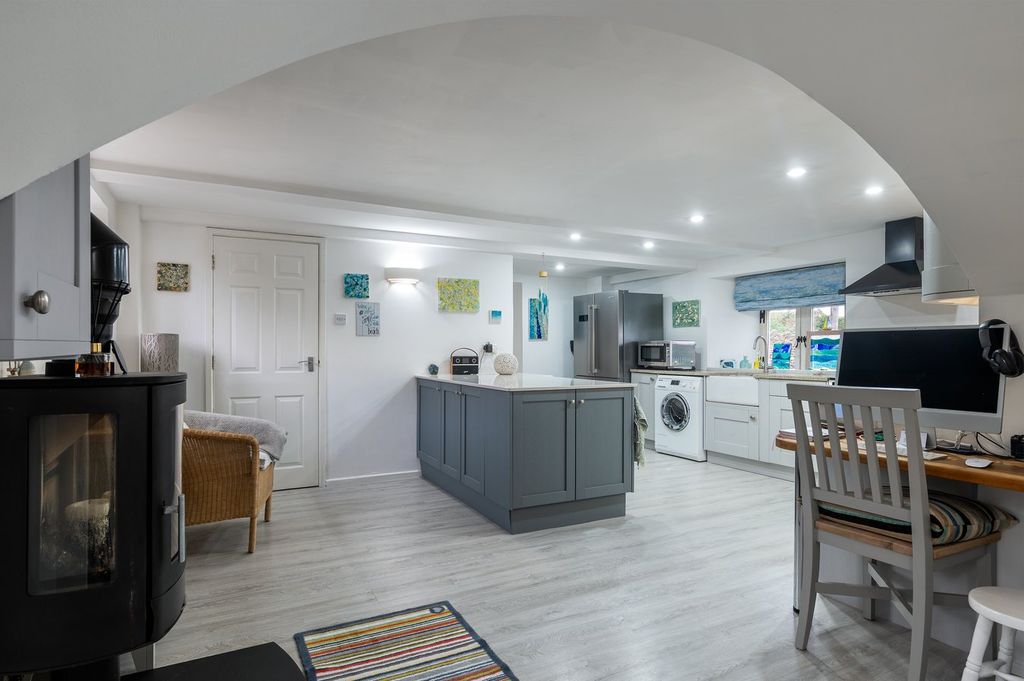 Property photo 2 of 36