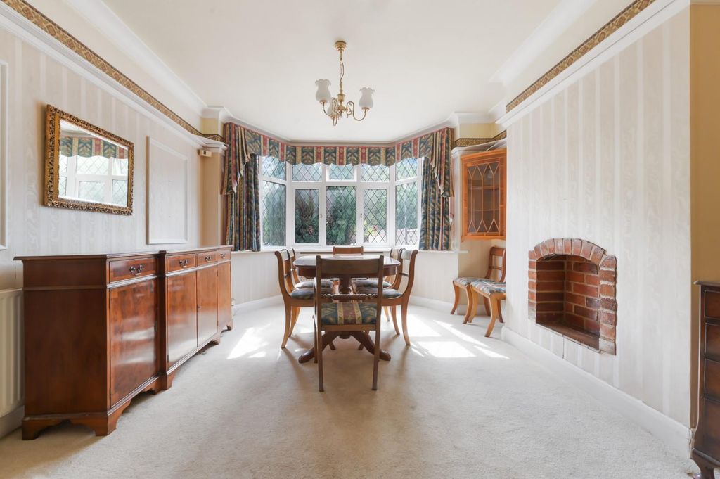 Property photo 2 of 17 London Road