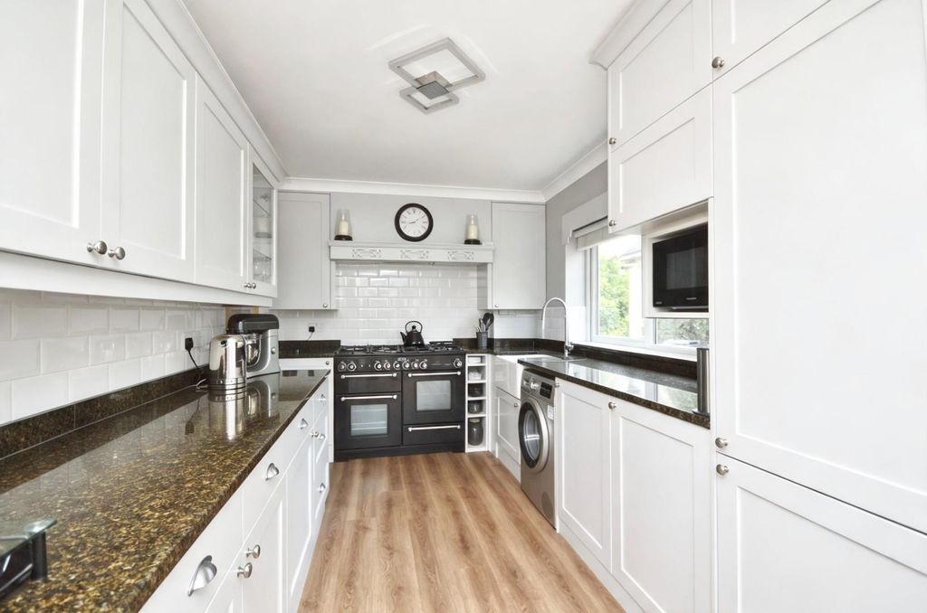 Property photo 3 of 31 Kitchen