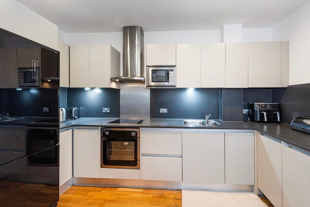 Property photo 3 of 10 Fitted Kitchen