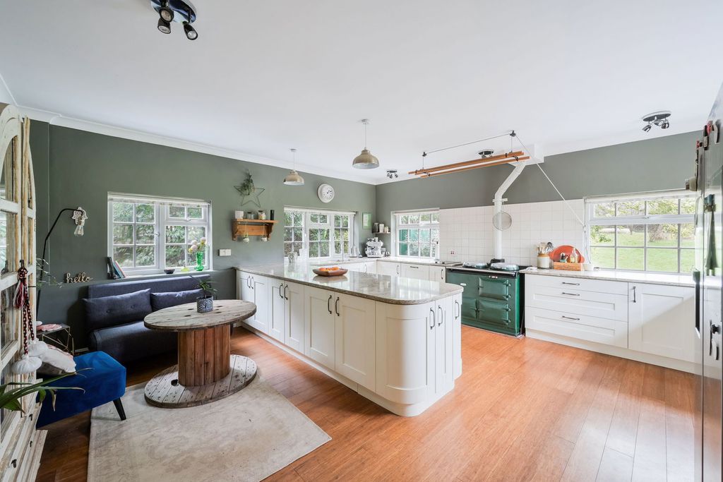 Property photo 2 of 32