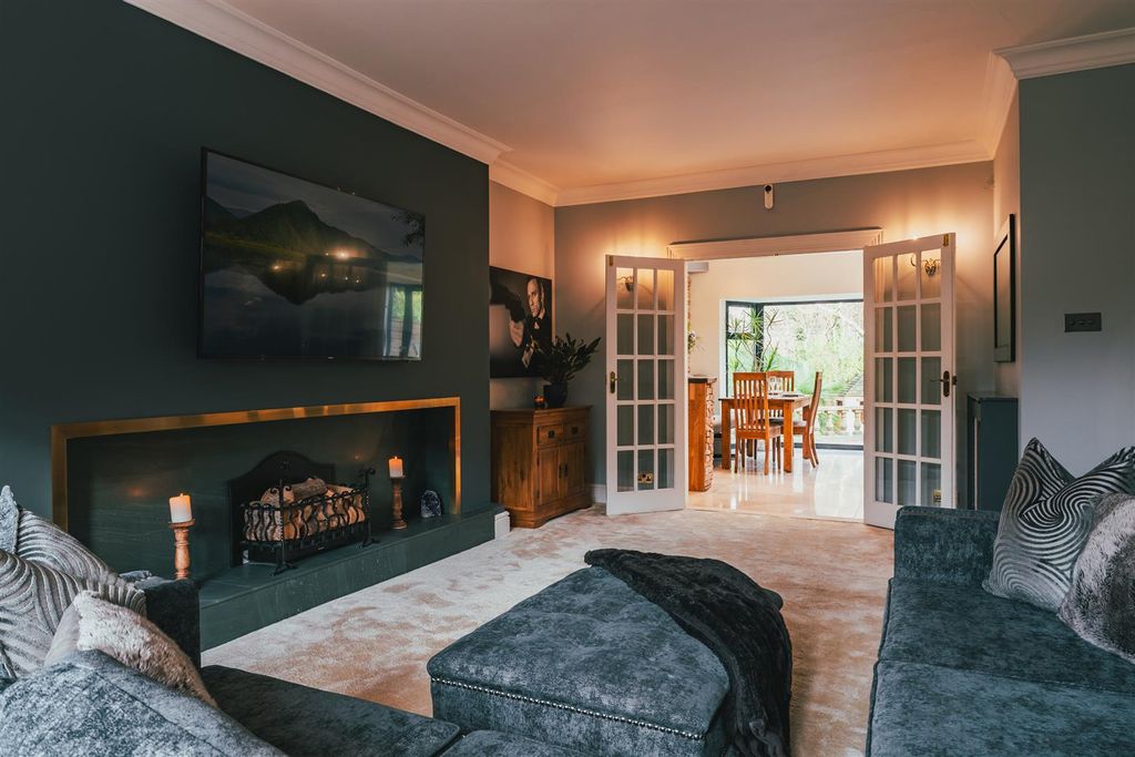 Property photo 3 of 42 Lounge