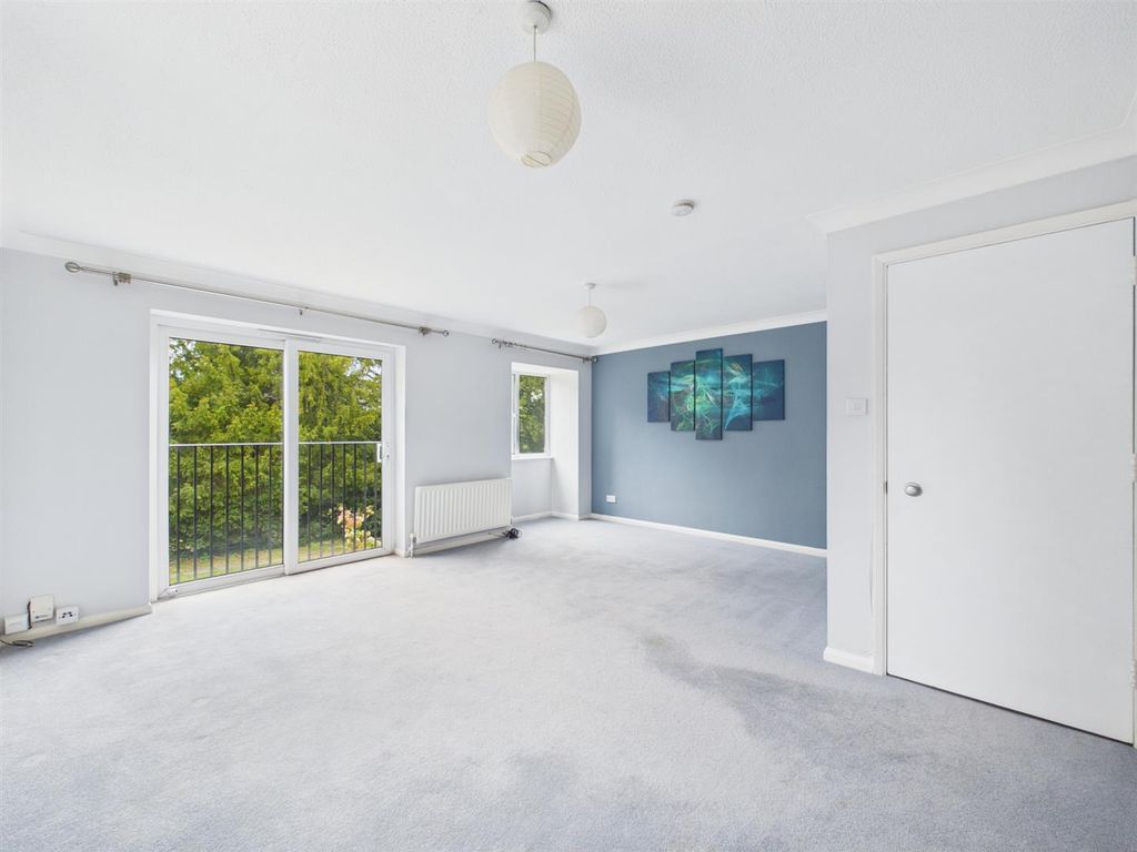 Property photo 2 of 18 Cam01563G0-Pr0226-Still014.Jpg