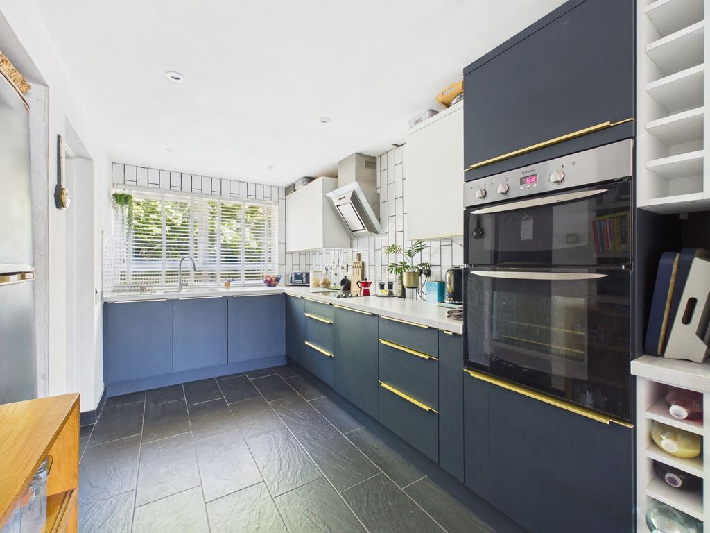 Property photo 3 of 18 Kitchen