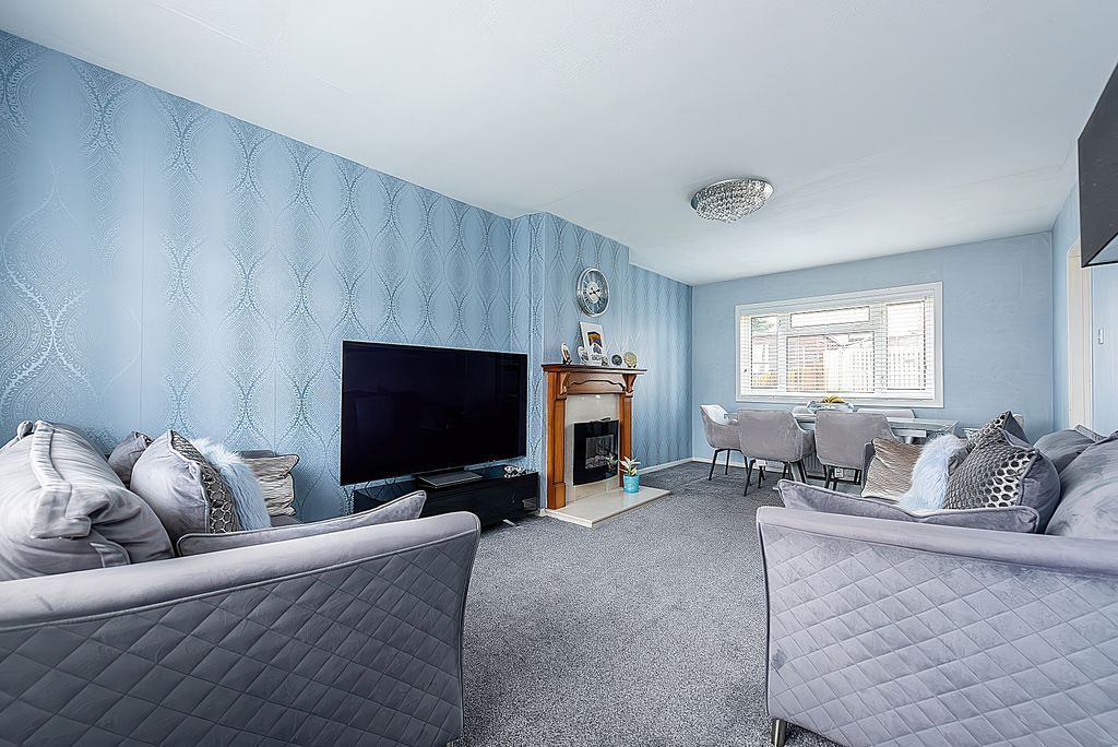 Property photo 3 of 30 Living Room