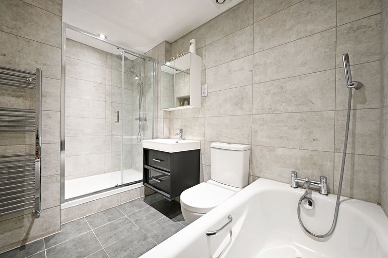 Property photo 2 of 21 Bathroom