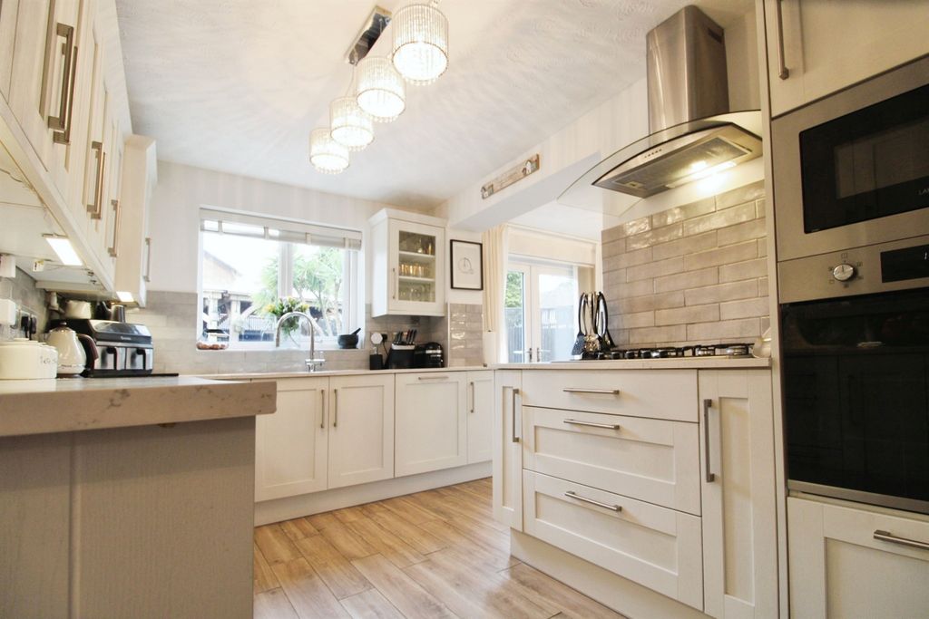 Property photo 3 of 32