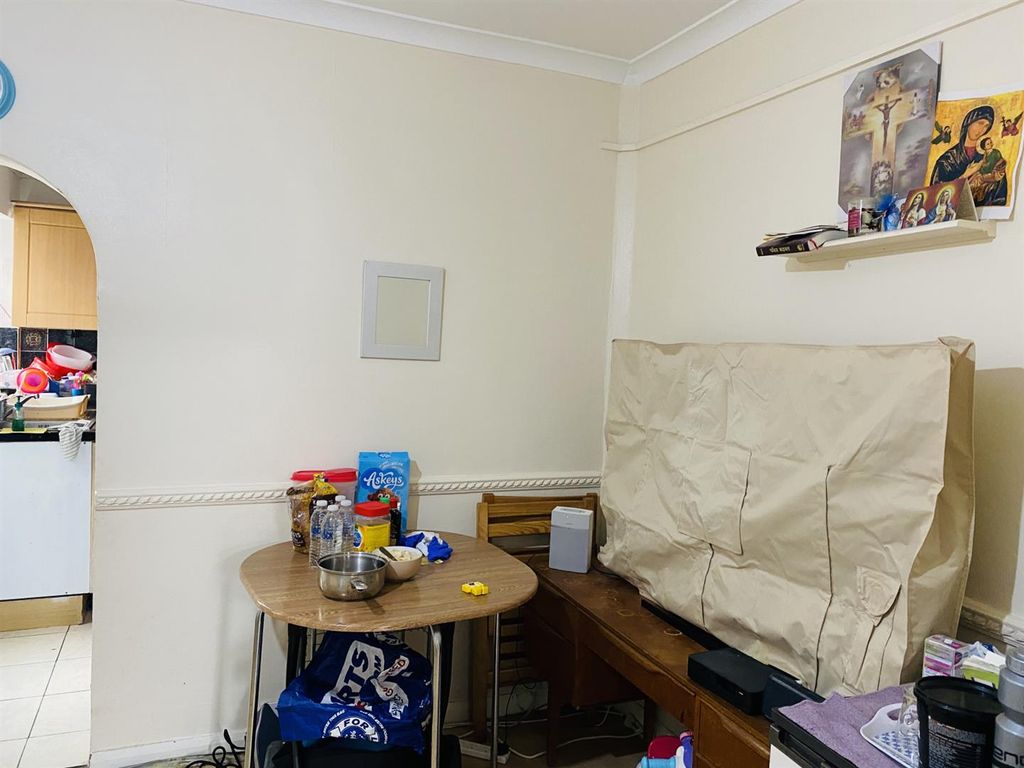 Property photo 3 of 5 Three/ Four Bedroom Terraced House